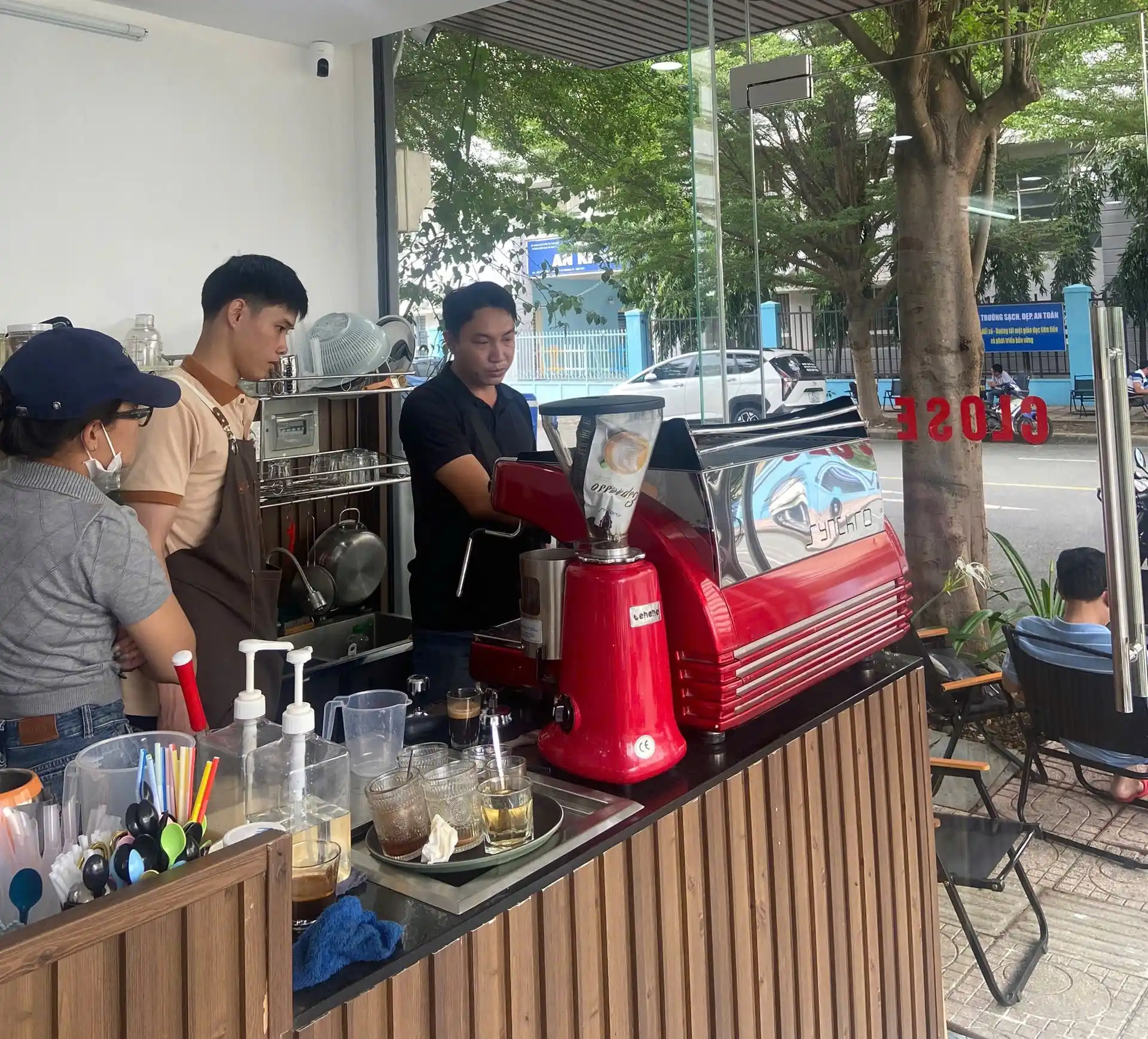 Kỹ thuật viên bàn giao máy pha cà phê Expobar tại TPHCM