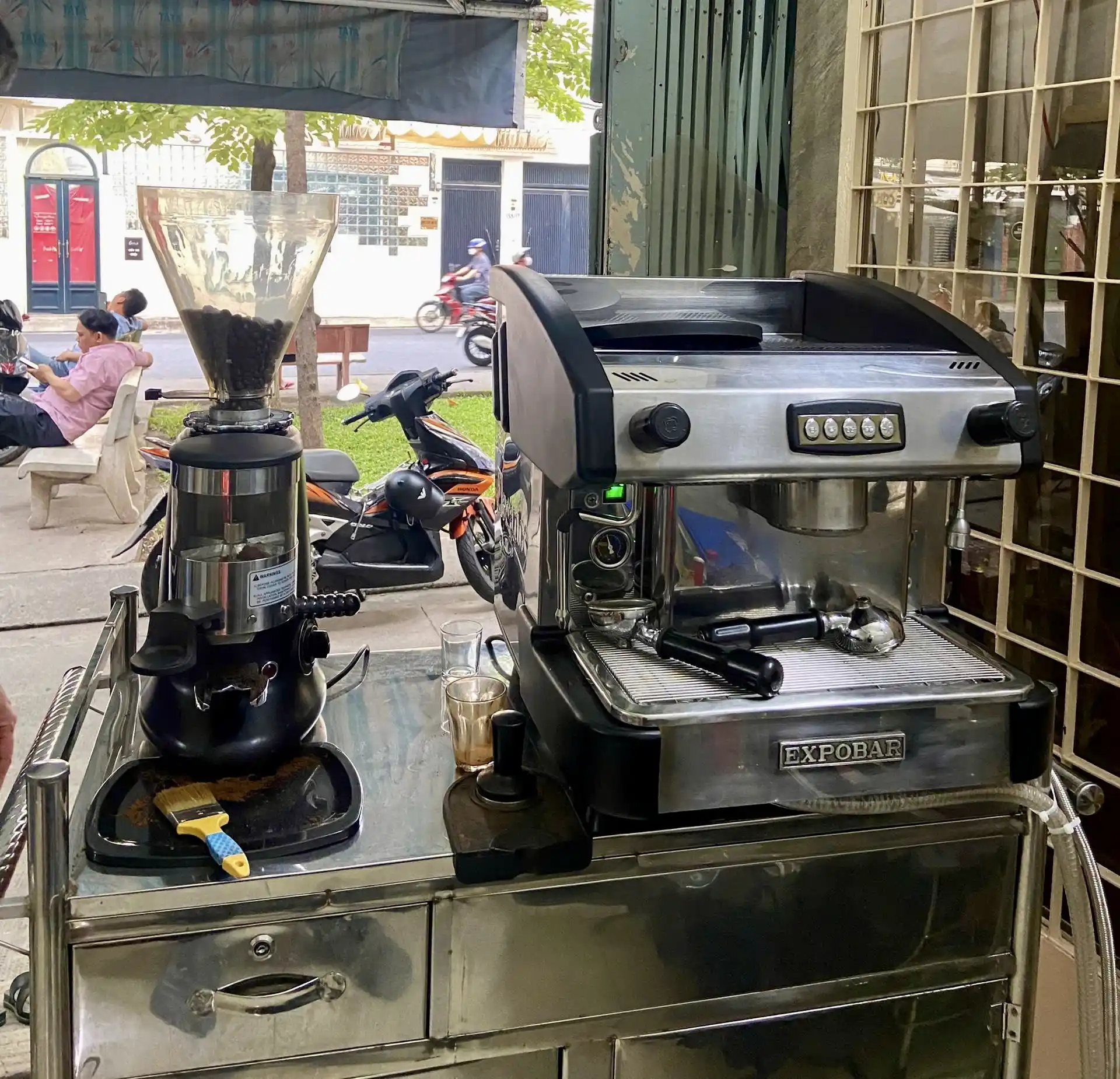 Máy pha cà phê 150 ly lắp đặt tại quầy mang đi