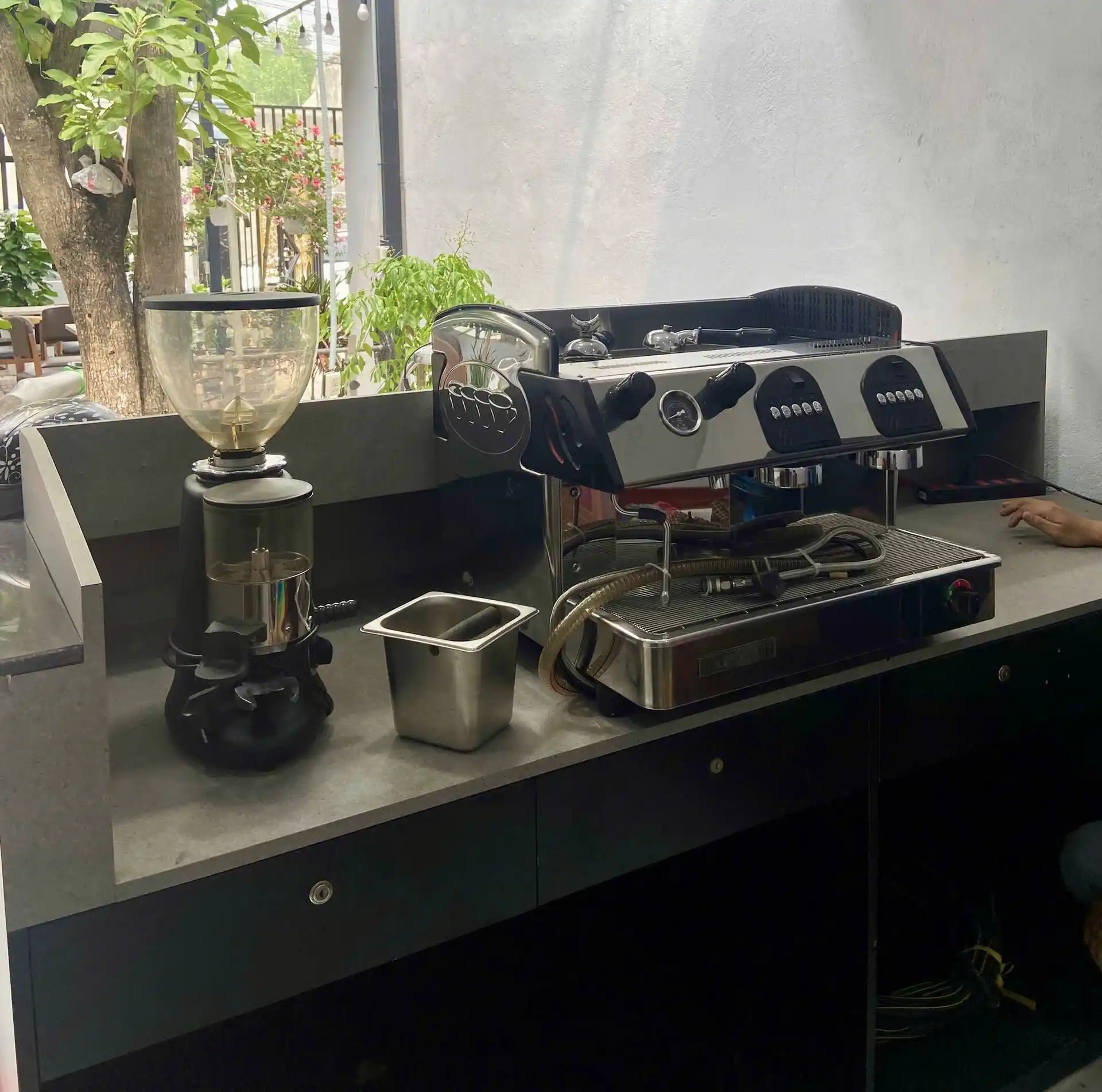 Máy pha cà phê Expobar lắp đặt tại quầy thực tế