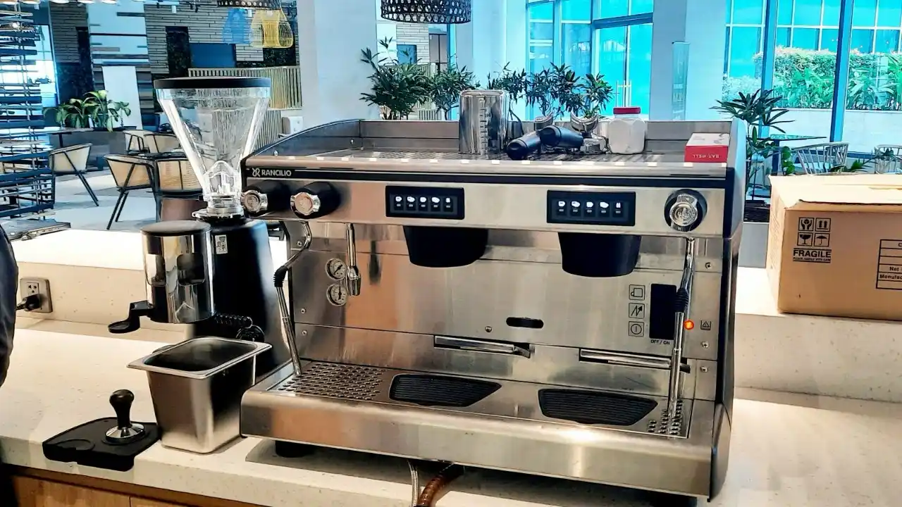 Máy pha cà phê Ý cao cấp 2 groups tại quầy Thanh Long Espresso