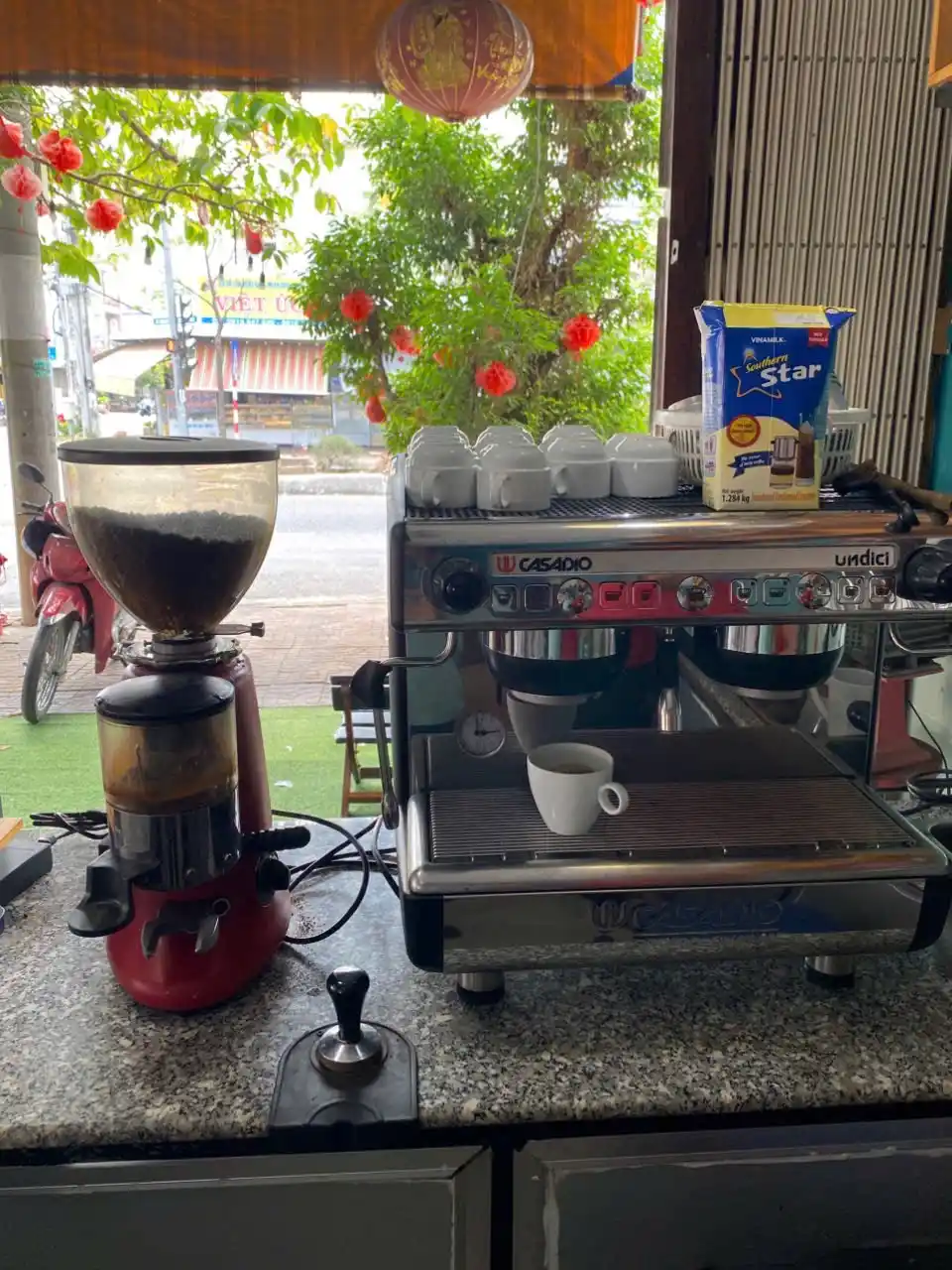 Máy pha cà phê Ý trung cấp 2 groups lắp tại quầy
