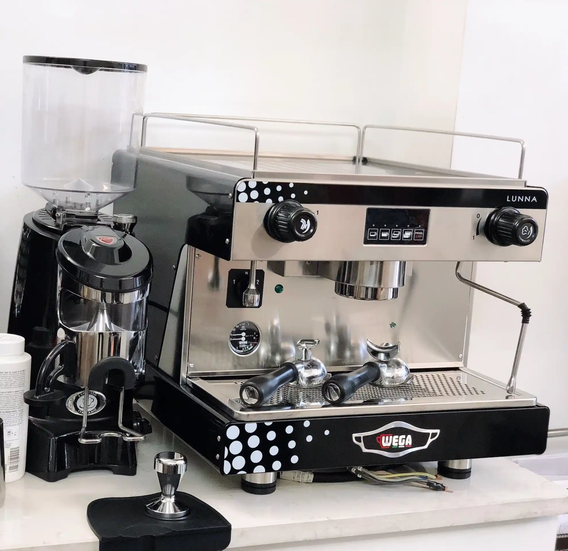 Wega Lunna A1 – mặt trước